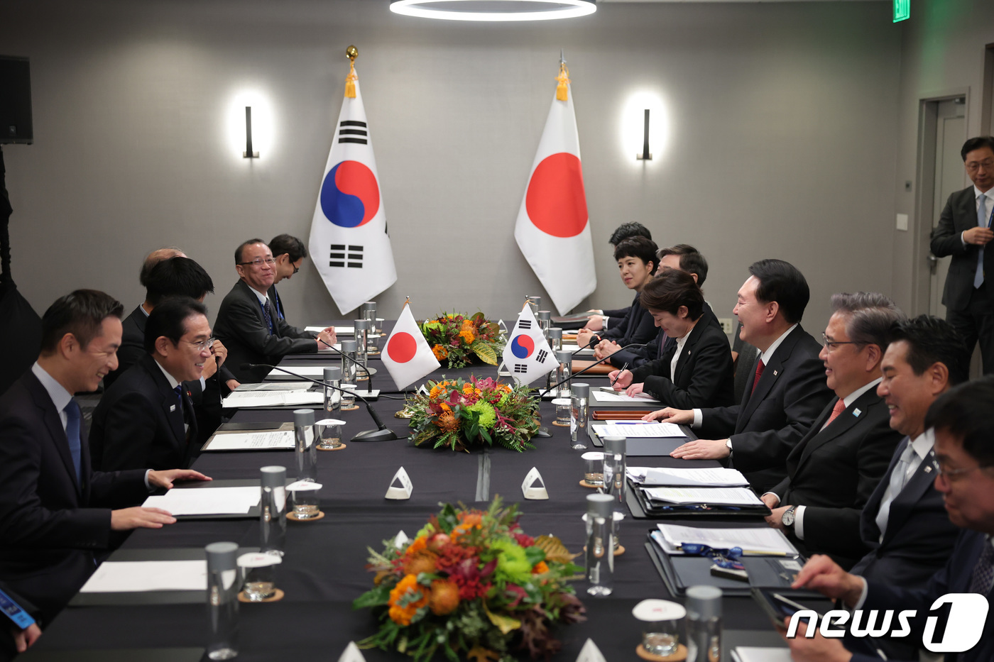 (서울=뉴스1) 안은나 기자 = 윤석열 대통령이 16일 오전(현지시간) 미국 샌프란시스코의 한 호텔에서 기시다 후미오 총리와 한일 정상회담을 하고 있다. (대통령실 제공) 2023 …