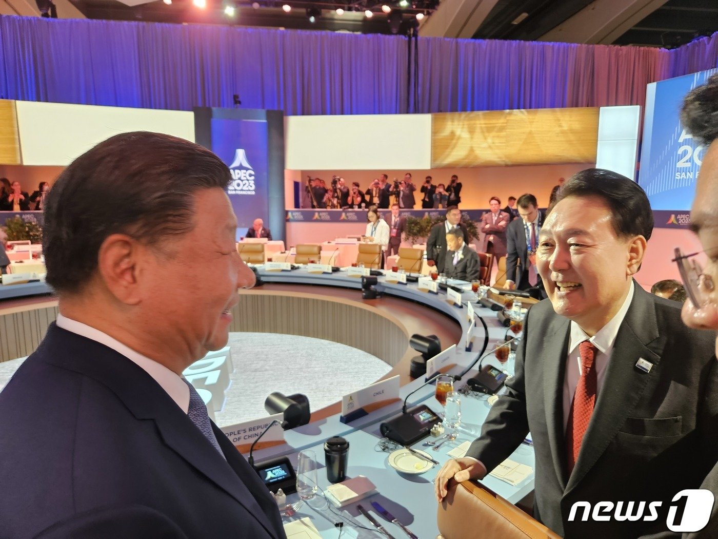본문 이미지 - 윤석열 대통령이 16일(현지시간) 미국 샌프란시스코 모스코니센터에서 열린 아시아·태평양경제협력체(APEC) 첫 번째 정상회의 세션에서 시진핑 중국 국가주석을 만나 대화하고 있다. (대통령실 홈페이지) 2023.11.17/뉴스1 ⓒ News1 안은나 기자