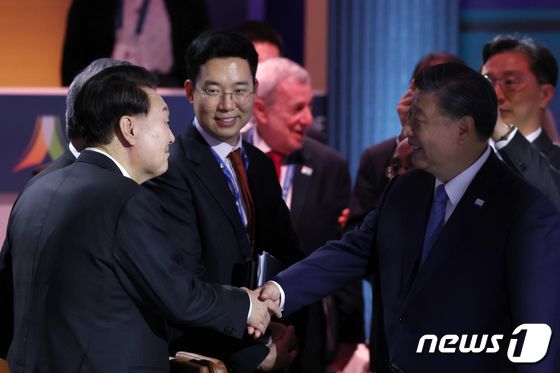 시진핑 주석과 악수하는 윤 대통령