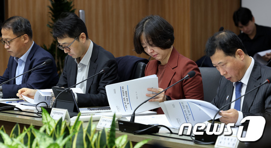물가 안정 고민하는 관계부처 차관들