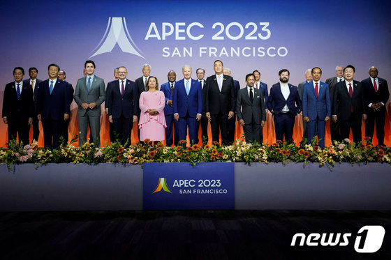 [사진] 포즈 취하는 바이든 등 APEC 정상회의 참석 정상들