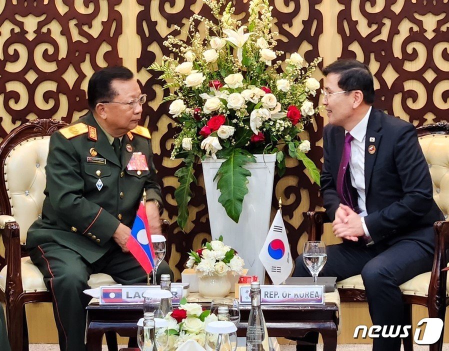 김선호 국방부 차관&#40;오른쪽&#41;과 찬사몬 짠야랏 라오스 부총리 겸 국방장관. &#40;국방부 제공&#41; 2023.11.17/뉴스1