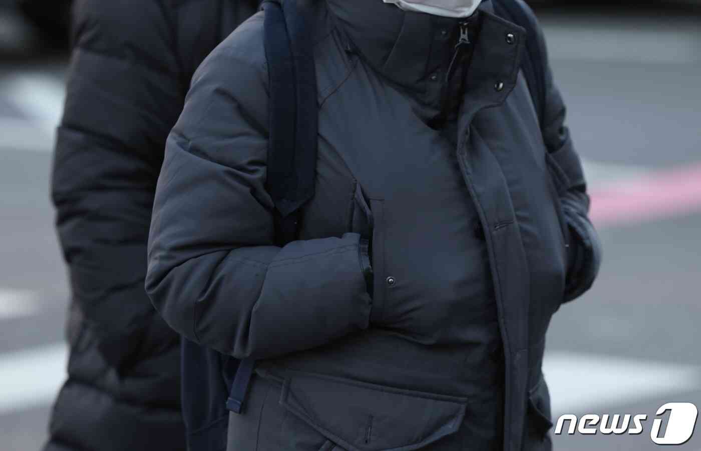 19일 대전·충남은 구름이 많은 가운데 내륙을 중심으로 아침 기온이 영하로 떨어지는 곳이 있을 것으로 예보됐다. 거리에서 시민들이 두꺼운 외투를 입고 걸어가고 있다. /뉴스1 © News1 김민지 기자