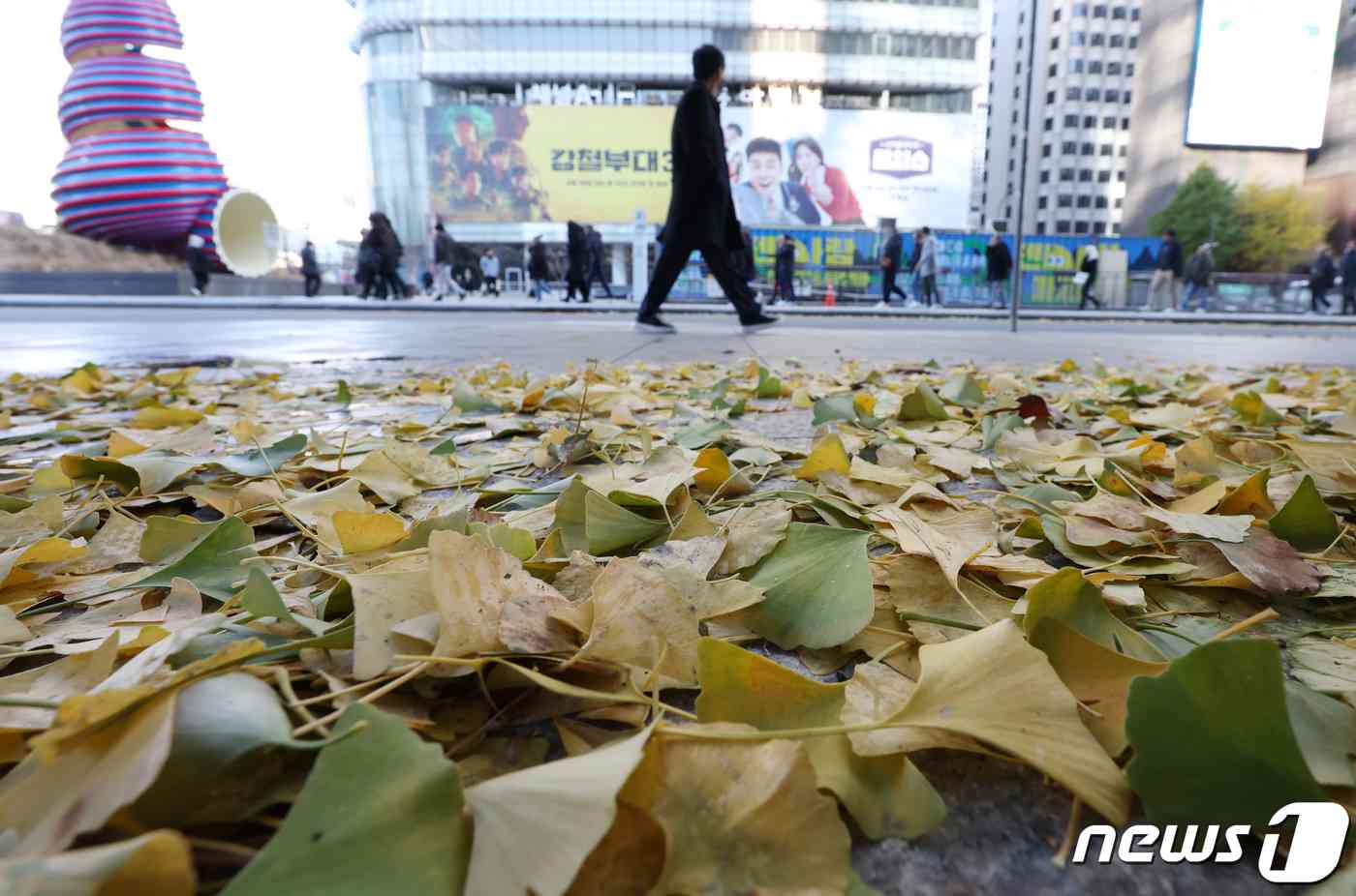 초겨울 추위가 기승을 부리는 17일 오전 서울 청계천 일대에서 시민들이 두꺼운 외투를 입고 걸어가고 있다. 2023.11.17/뉴스1 © News1 김민지 기자