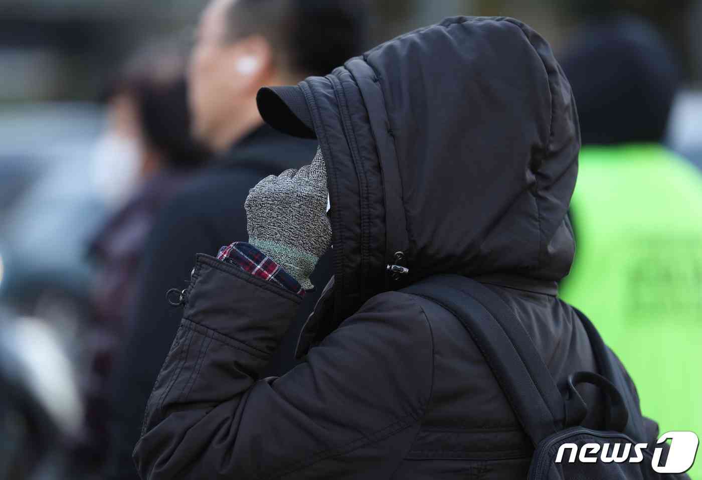 20일 대전·충남은 맑은 가운데 내륙을 중심으로 아침 기온이 영하로 떨어지는 곳이 있을 것으로 예보됐다.. 거리에서 시민이 두꺼운 옷을 입고 있다. / 뉴스1 © News1 김민지 기자