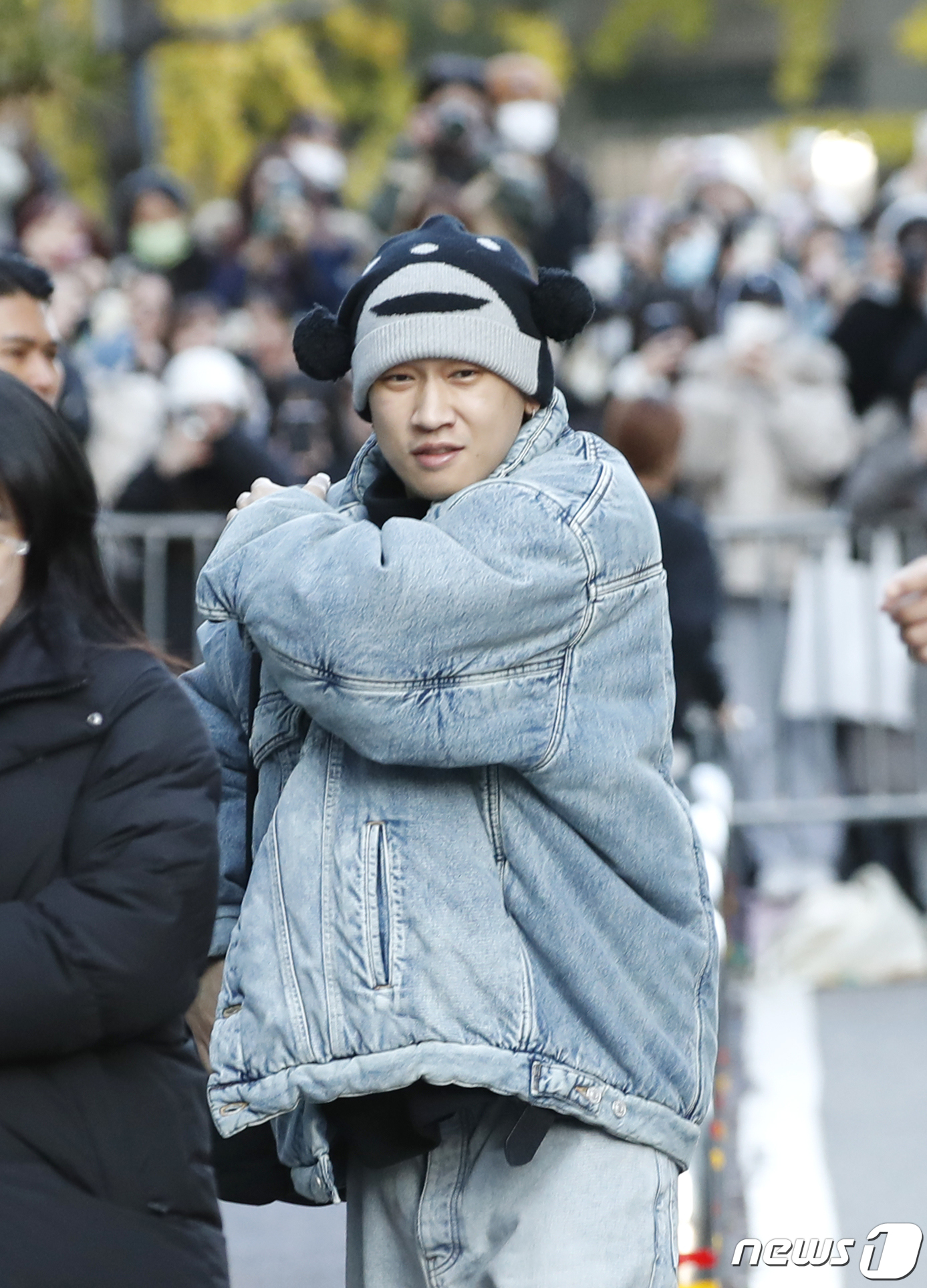 (서울=뉴스1) 권현진 기자 = 가수 크러쉬가 '뮤직뱅크' 리허설을 위해 17일 오전 서울 영등포구 여의도 KBS 신관에 도착해 인사를 하고 있다. 2023.10.17/뉴스1