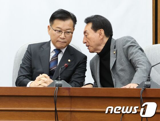 대화 나누는 이양수 원내수석부대표와 김석기 의원