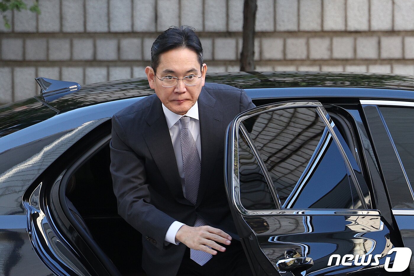 본문 이미지 - 이재용 삼성전자 회장이 서울중앙지법에서 열린 회계부정·부당합병 관련 1심 결심공판에 출석하고 있다. 2023.11.17/뉴스1 ⓒ News1 신웅수 기자