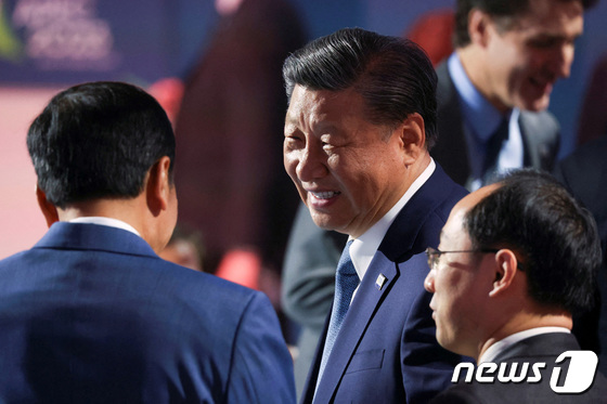 [사진] APEC CEO 서밋서 애기 나누는 윤 대통령과 시진핑