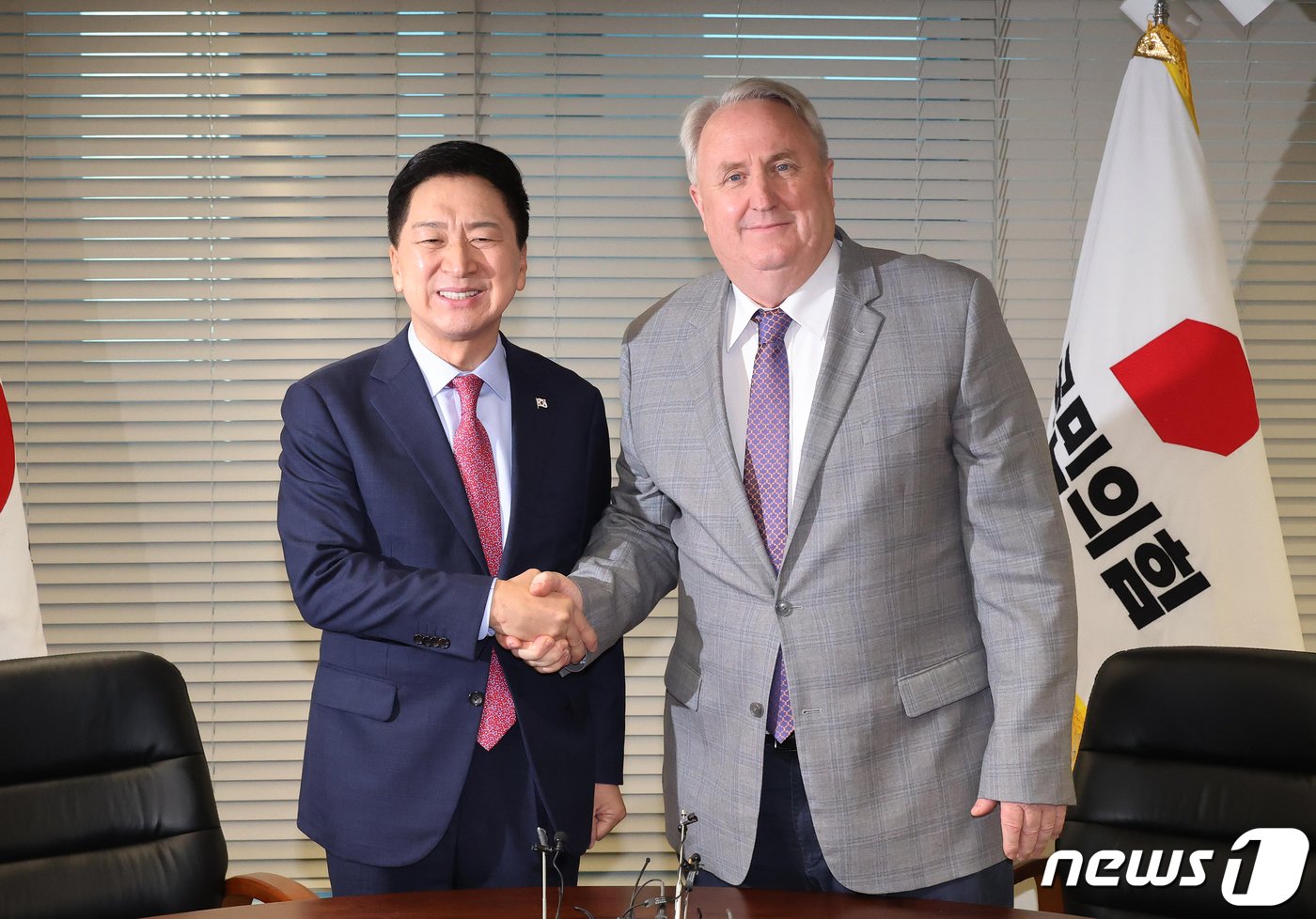 본문 이미지 - 김기현 국민의힘 대표와 인요한 혁신위원장이 17일 서울 여의도 당사에서 면담을 하고 있다. (공동취재) 2023.11.17/뉴스1 ⓒ News1 송원영 기자