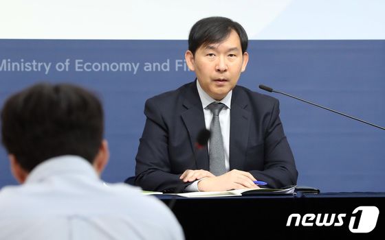 11월 경제동향 발표하는 이승한 기재부 경제분석과장