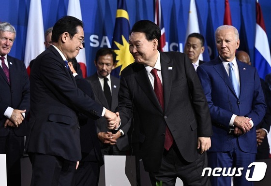 기시다 총리와 악수하는 윤 대통령