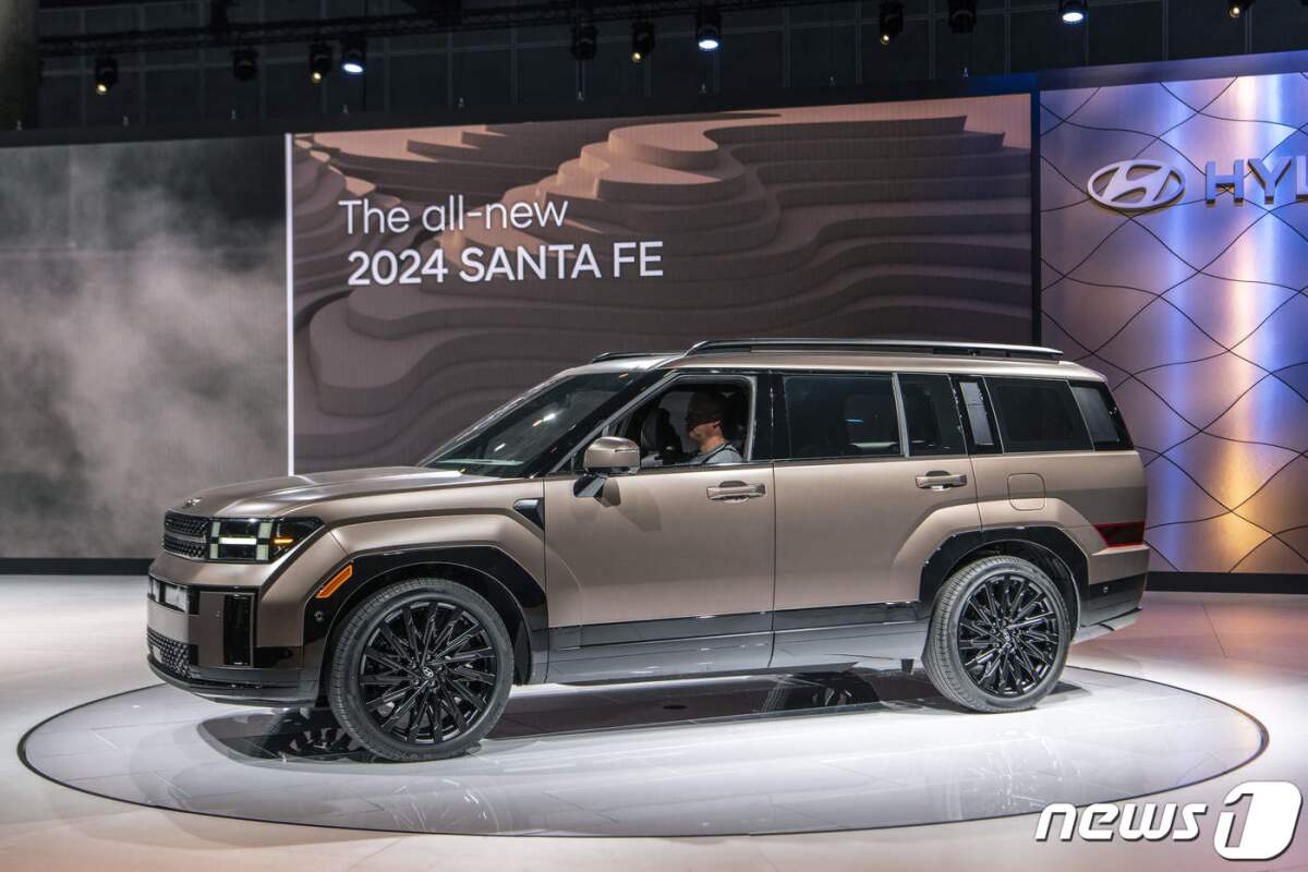 16일(현지시각) 미국 LA 컨벤션 센터에서 열린 '2023 LA 오토쇼(2023 Los Angeles Auto Show)'에 현대자동차의 ‘디 올 뉴 싼타페’가 전시돼 있다. (현대차 제공) 2023.11.17/뉴스1