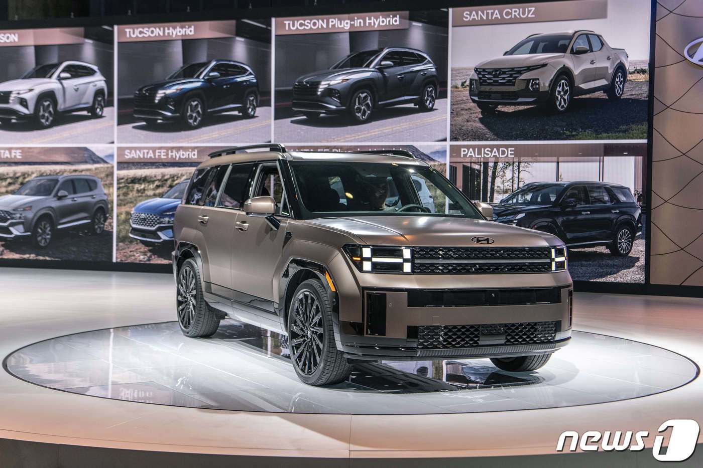 16일&#40;현지시각&#41; 미국 LA 컨벤션 센터에서 열린 &#39;2023 LA 오토쇼&#40;2023 Los Angeles Auto Show&#41;&#39;에 현대자동차의 ‘디 올 뉴 싼타페’가 전시돼 있다. &#40;현대차 제공&#41; 2023.11.17/뉴스1