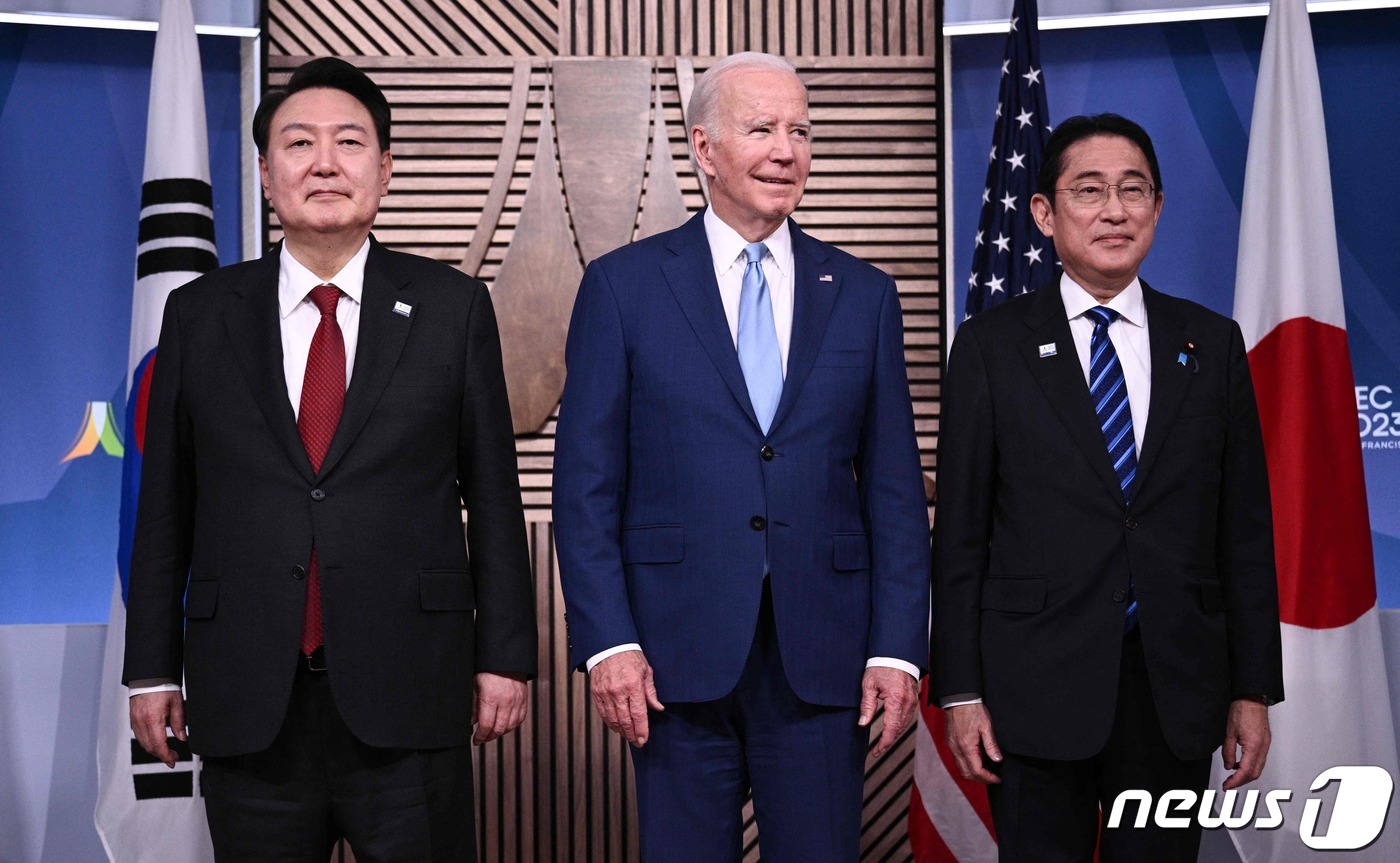 (AFP=뉴스1) 안은나 기자 = 윤석열 대통령(왼쪽부터)과 조 바이든 미국 대통령, 기시다 후미오 일본 총리가 16일 오후(현지시간) 미국 샌프란시스코에서 아시아·태평양경제협력체 …