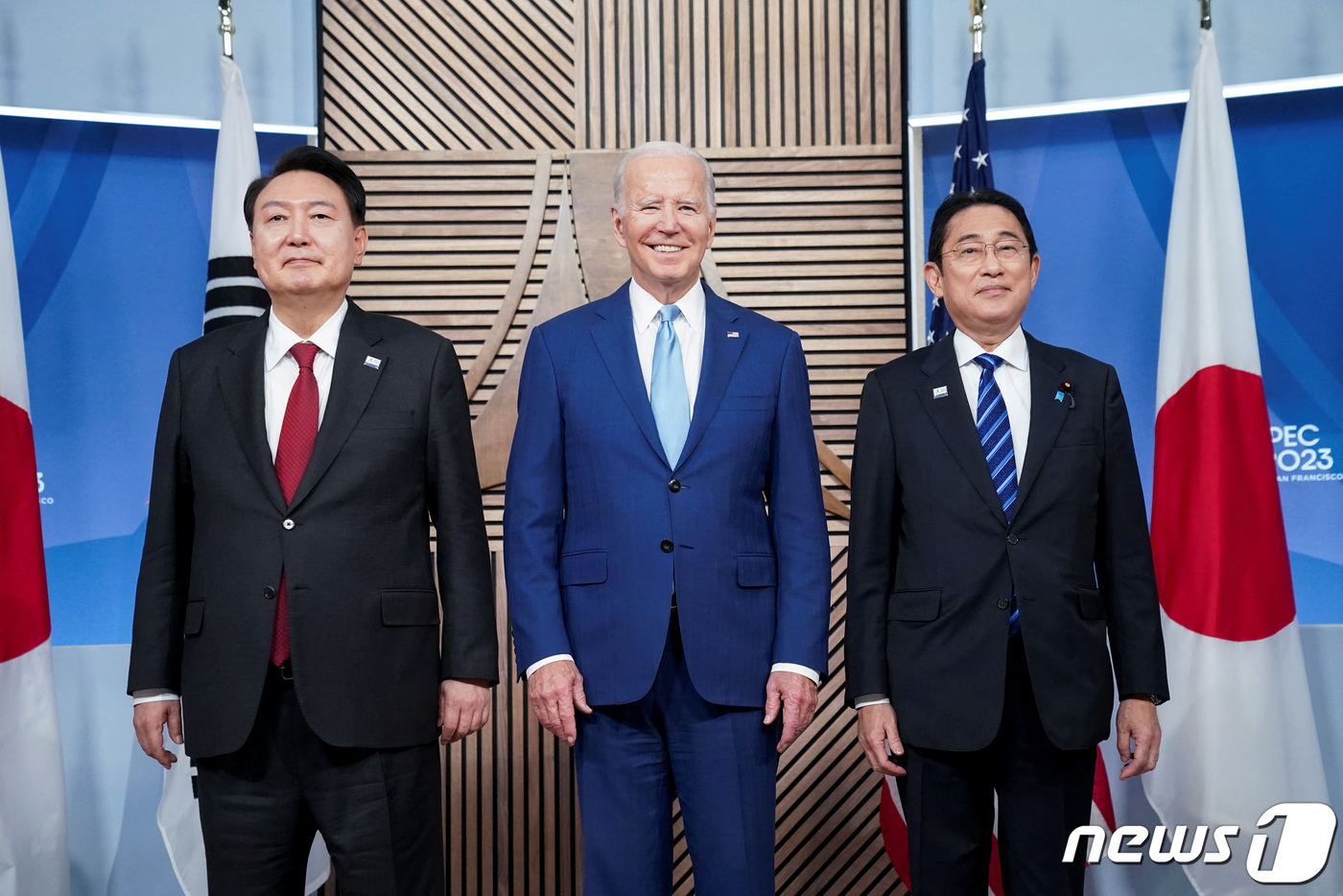 (로이터=뉴스1) 안은나 기자 = 윤석열 대통령(왼쪽부터)과 조 바이든 미국 대통령, 기시다 후미오 일본 총리가 16일 오후(현지시간) 미국 샌프란시스코에서 아시아·태평양경제협력체 …