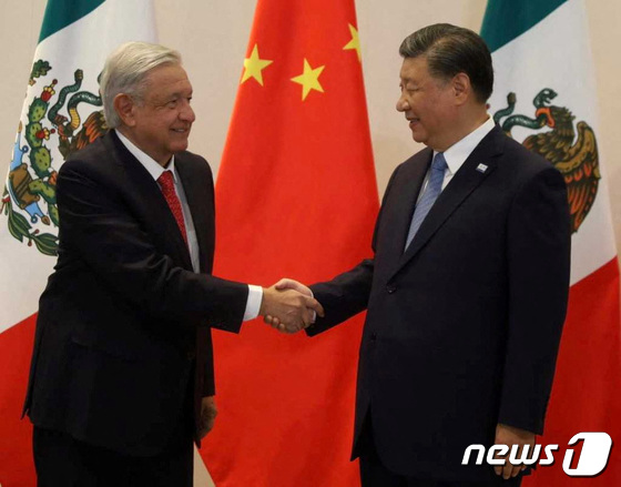 [사진] APEC서 멕시코 대통령과 악수하는 시진핑 주석