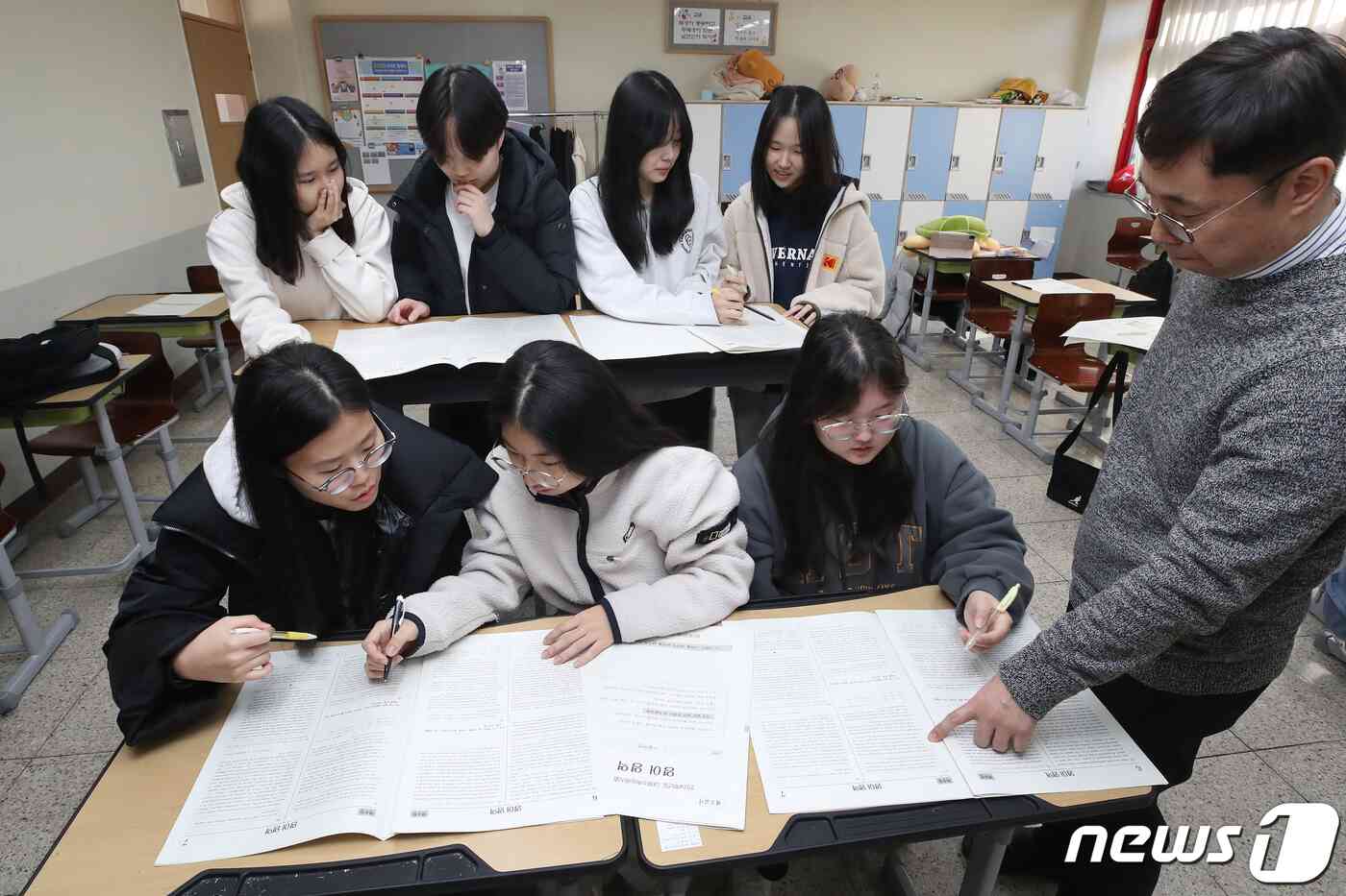 17일 오전 대구 수성구 정화여고 3학년 교실에서 수험생들이 전날 치른 2024학년도 대학수학능력시험(수능) 가채점을 하고 있다. 2023.11.17/뉴스1 © News1 공정식 기자