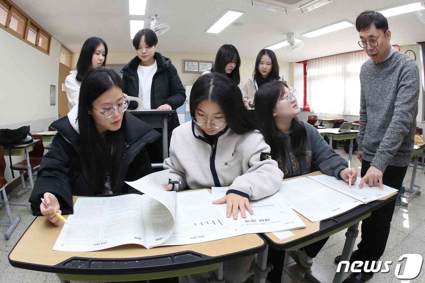 한 고등학교 3학년 교실에서 수험생들이 2024학년도 대학수학능력시험(수능) 가채점을 하고 있다. /뉴스1 © News1 공정식 기자