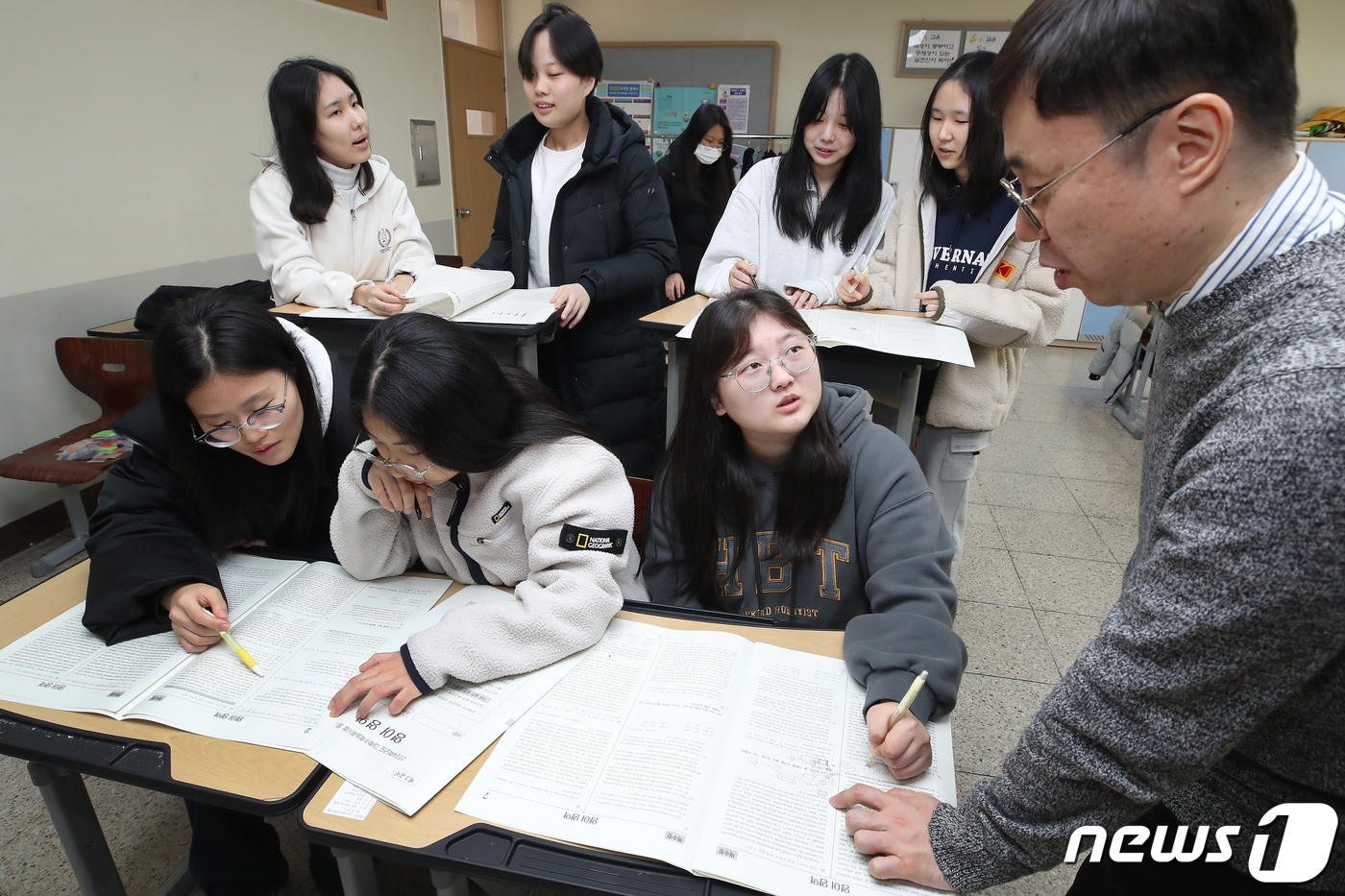 (대구=뉴스1) 공정식 기자 = 17일 오전 대구 수성구 정화여고 3학년 교실에서 수험생들이 전날 치른 2024학년도 대학수학능력시험(수능) 가채점을 하고 있다. 2023.11.1 …