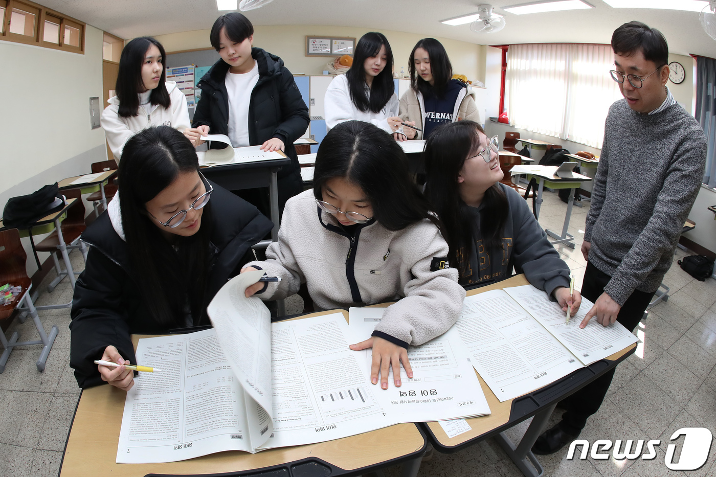 (대구=뉴스1) 공정식 기자 = 17일 오전 대구 수성구 정화여고 3학년 교실에서 수험생들이 전날 치른 2024학년도 대학수학능력시험(수능) 가채점을 하고 있다. 2023.11.1 …