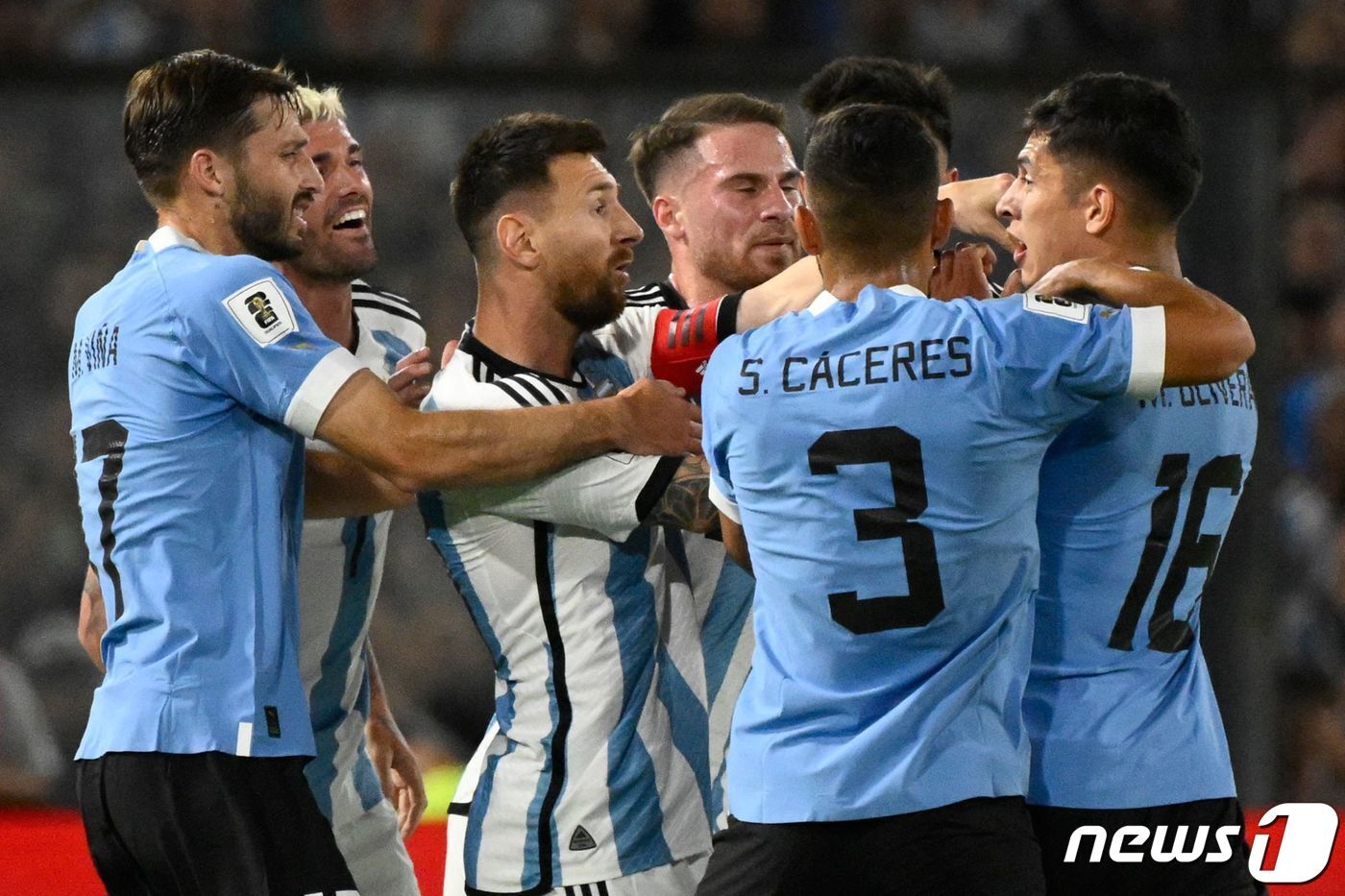 본문 이미지 - 우루과이 선수들과 신경전을 벌이는 메시(가운데) ⓒ AFP=뉴스1