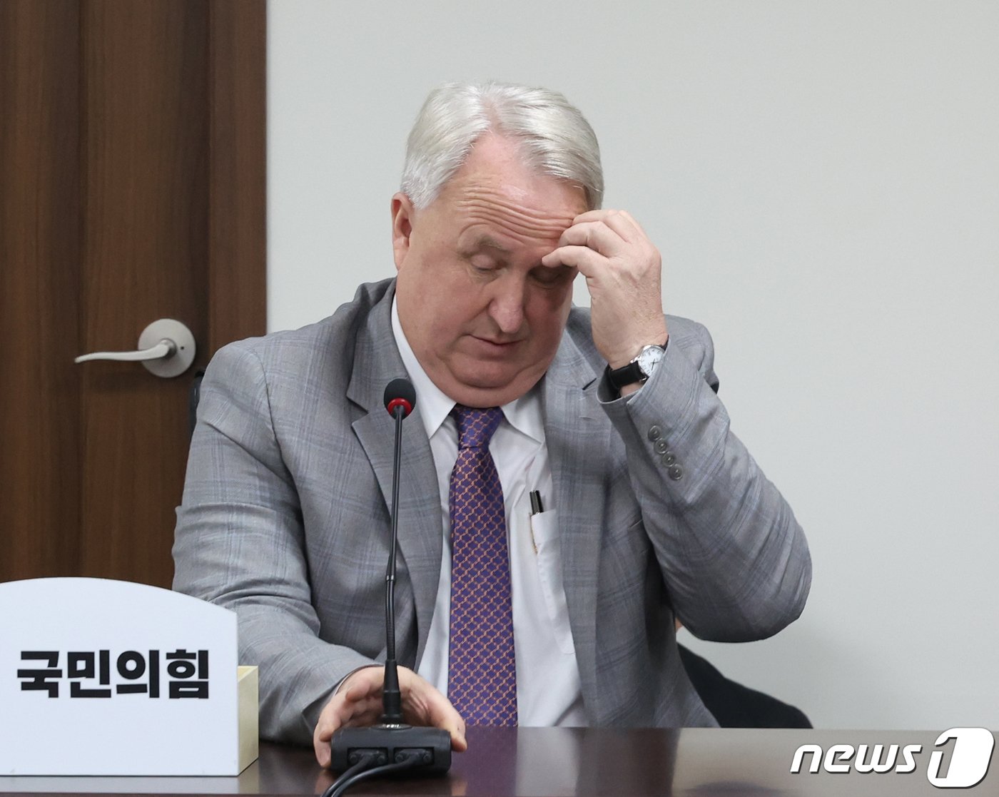 본문 이미지 - 인요한 국민의힘 혁신위원장이 17일 서울 여의도 국민의힘 당사에서 열린 제8차 혁신위원회 전체회의에서 머리를 긁적이 있다. 2023.11.17/뉴스1 ⓒ News1 송원영 기자
