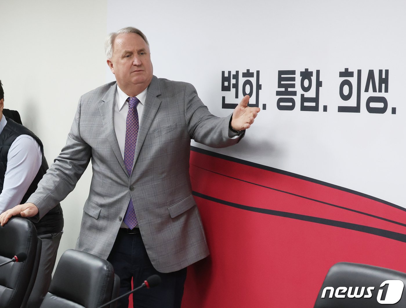 본문 이미지 - 인요한 국민의힘 혁신위원장이 17일 서울 여의도 국민의힘 당사에서 열린 제8차 혁신위원회 전체회의에 참석하고 있다. 2023.11.17/뉴스1 ⓒ News1 송원영 기자