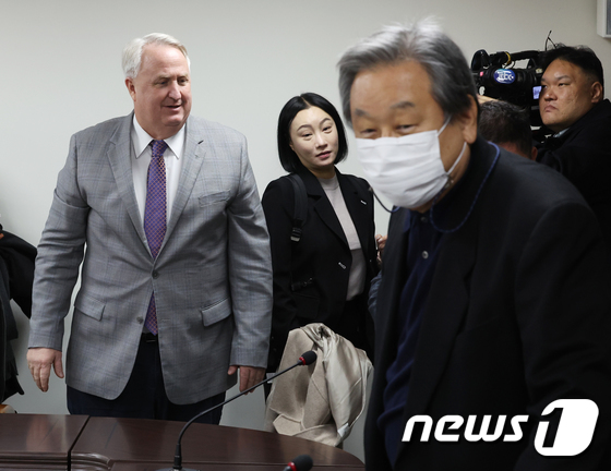 혁신위 회의 참석한 인요한 위원장과 김무성 전 대표