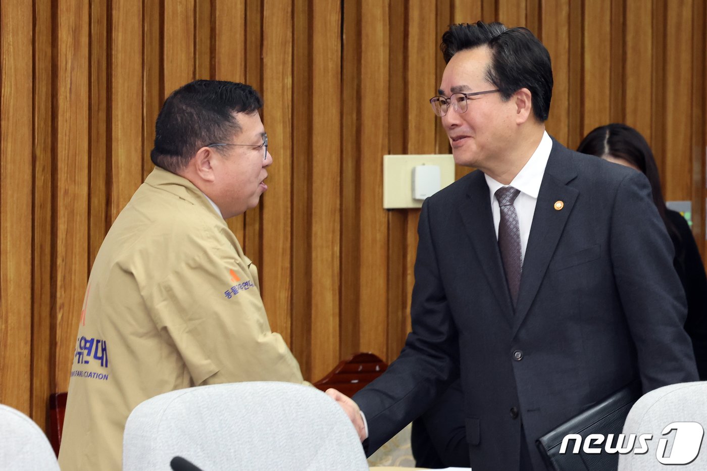 본문 이미지 - 정황근 농림축산식품부 장관과 전인범 동물자유연대 이사가 17일 오전 서울 여의도 국회에서 열린 개 식용 종식 및 동물의료 개선 방안 민·당·정 협의회에서 악수를 하고 있다. 2023.11.17/뉴스1 ⓒ News1 황기선 기자