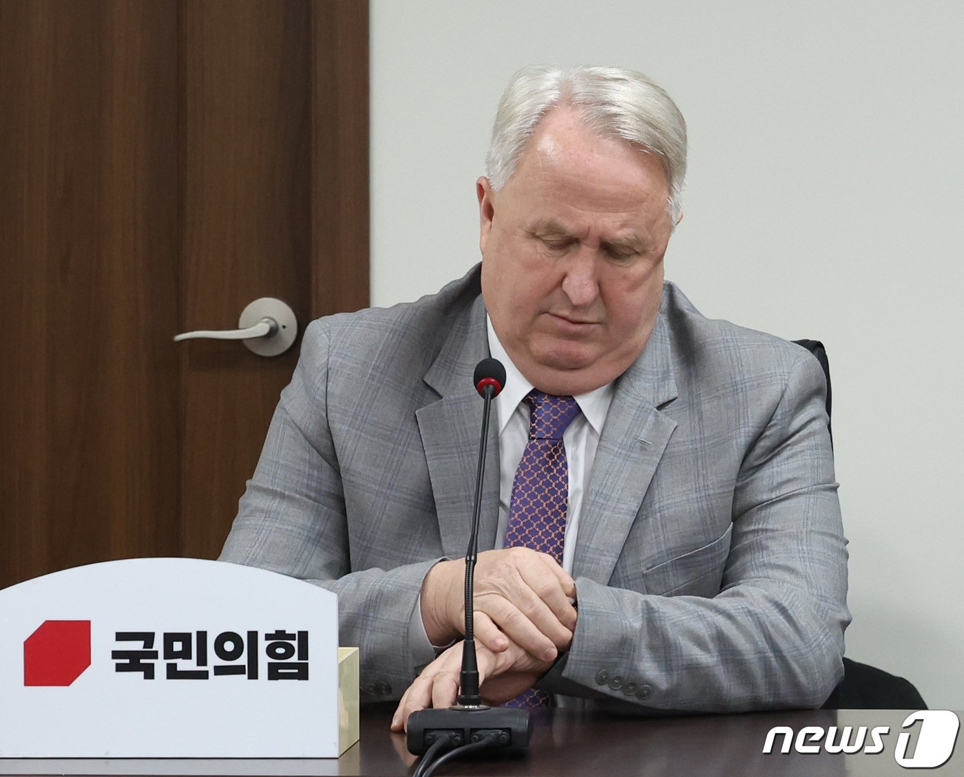 본문 이미지 - 인요한 국민의힘 혁신위원장이 17일 서울 여의도 국민의힘 당사에서 열린 제8차 혁신위원회 전체회의에서 시계를 보고 있다. 2023.11.17/뉴스1 ⓒ News1 송원영 기자