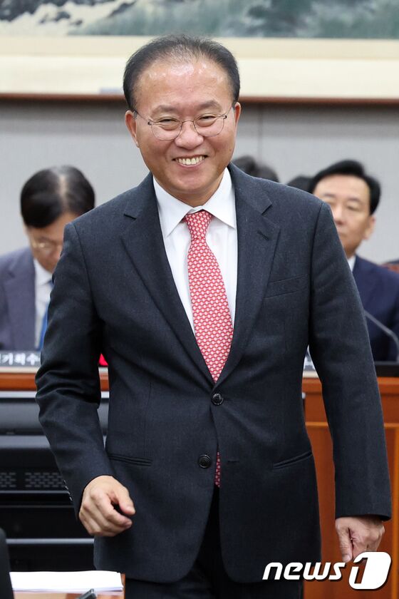 운영위원회 참석하는 윤재옥 위원장 