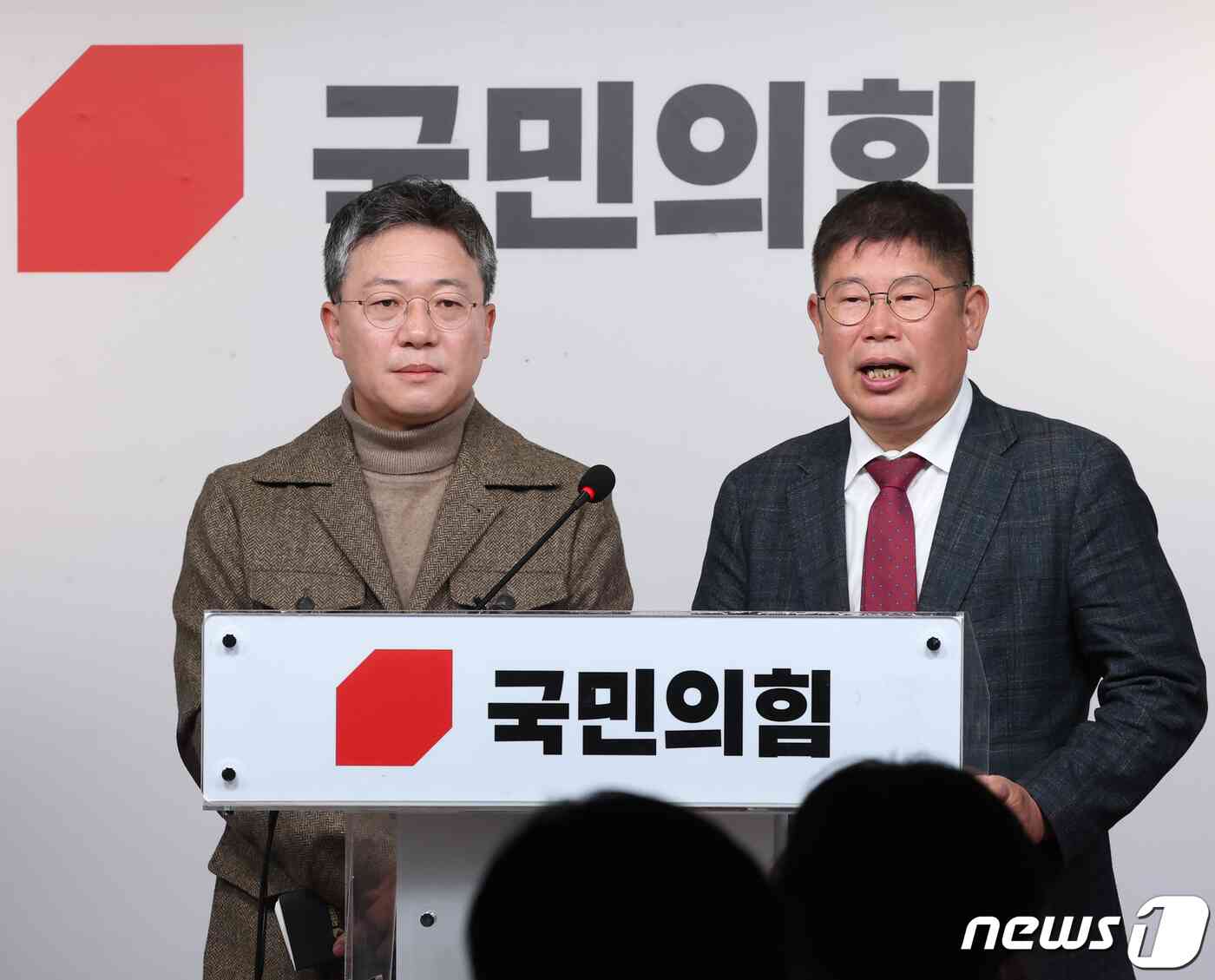 국민의힘 김경진 혁신위 대변인과 박정하 수석대변인이 17일 서울 여의도 국민의힘 당사에서 열린 제8차 혁신위원회 전체회의에 앞서 브리핑을 하고있다. 2023.11.17/뉴스1 © News1 송원영 기자