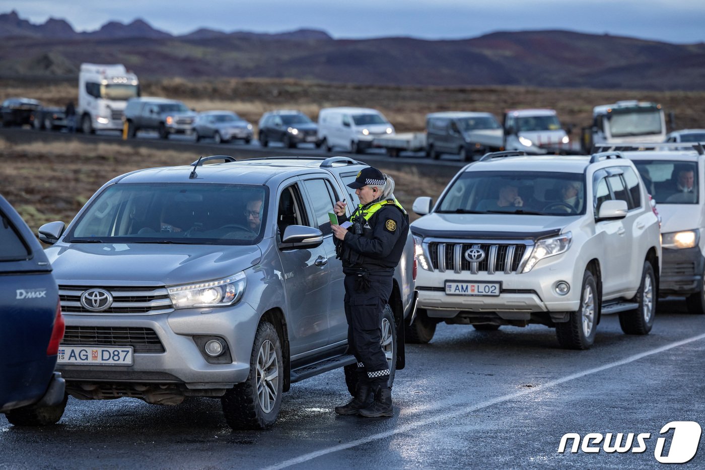 본문 이미지 - 아이슬란드 그린다비크 지역에서 화산 활동으로 인해 주민들이 대피한 가운데 마을을 떠났던 주민들이 16일(현지시간) 집에서 소지품을 가져오기 위해 인근 도로에서 대기하고 있다. 2023.11.17 ⓒ 로이터=뉴스1 ⓒ News1 정지윤 기자