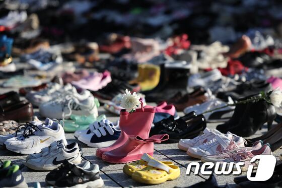 팔레스타인 애도 신발에 놓인 국화