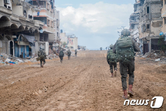 [포토] 가자 북부서 이동하는 이스라엘 군인들