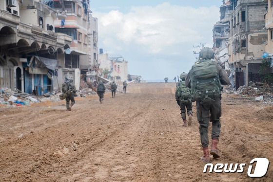 [포토] 가자 북부서 이동하는 이스라엘 군인들