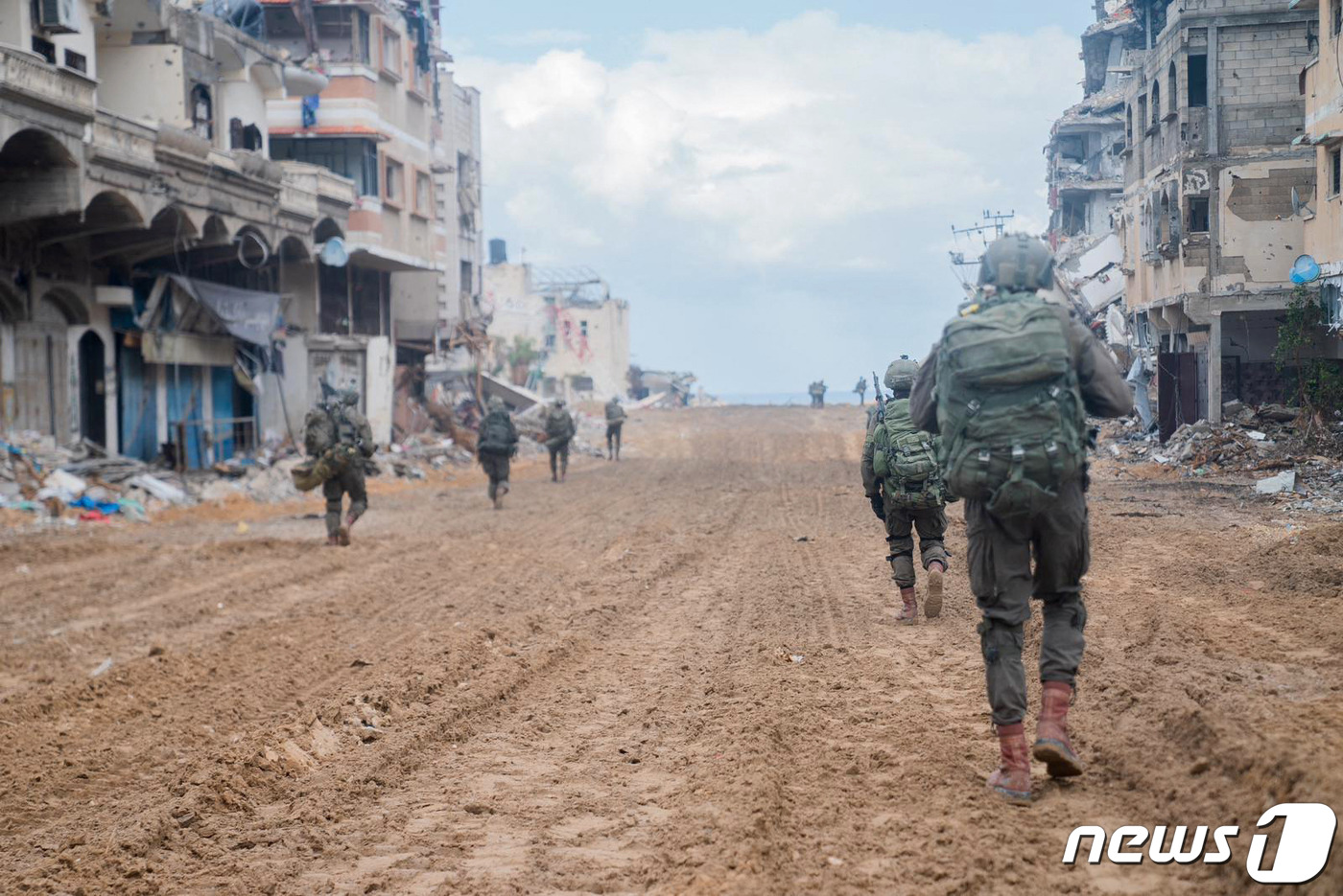 (가자 AFP=뉴스1) 정지윤 기자 = 16일(현지시간) 공개된 사진에서 이스라엘 군인들이 가자지구 북부에서 이동하고 있는 모습.  2023.11.17ⓒ AFP=뉴스1