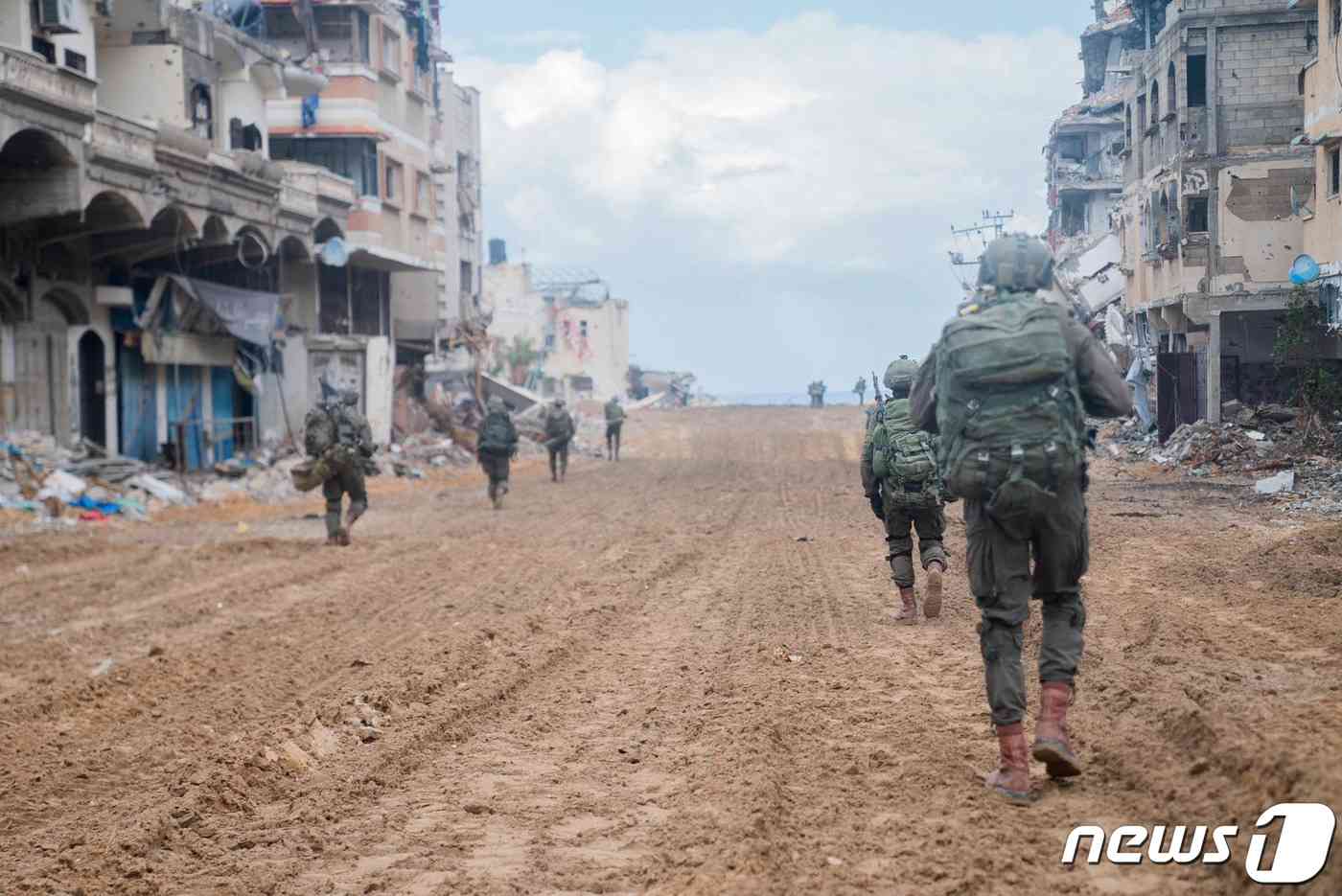 16일(현지시간) 공개된 사진에서 이스라엘 군인들이 가자지구 북부에서 이동하고 있는 모습. 2023.11.17 © AFP=뉴스1 © News1 정지윤 기자