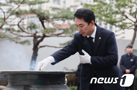 순국선열추념탑에 분향하는 박민식 장관