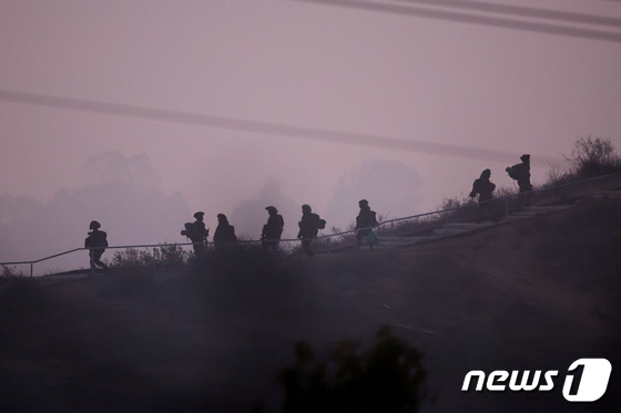 [사진] 가자 지구 국경 따라 이동하는 이스라엘 병사들