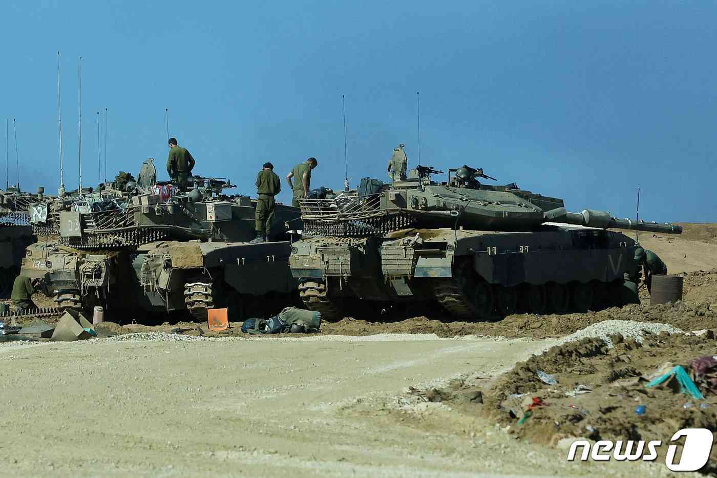 16일 (현지시간) 팔레스타인 무장 정파 하마스와 전쟁 중인 이스라엘 군 탱크가 가자 지구 인근에 집결해 있다. 2023.11.17 © 로이터=뉴스1 © News1 우동명 기자