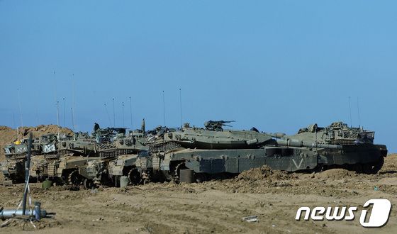 [사진] 가자 지구 진입 위해 집결한 이스라엘 군 탱크