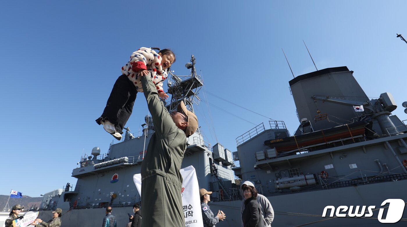 본문 이미지 - 17일 경남 창원시 진해구 진해군항에서 열린 '청해부대 40진(광개토대왕함) 파병 복귀 환영 행사'에서 임무를 마치고 복귀한 청해부대원이 딸과 인사를 나누고 있다. 2023.11.17/뉴스1 ⓒ News1 윤일지 기자
