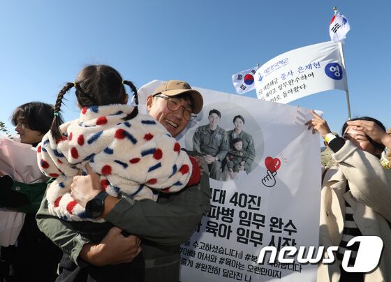 가족 품으로 돌아원 청해부대원