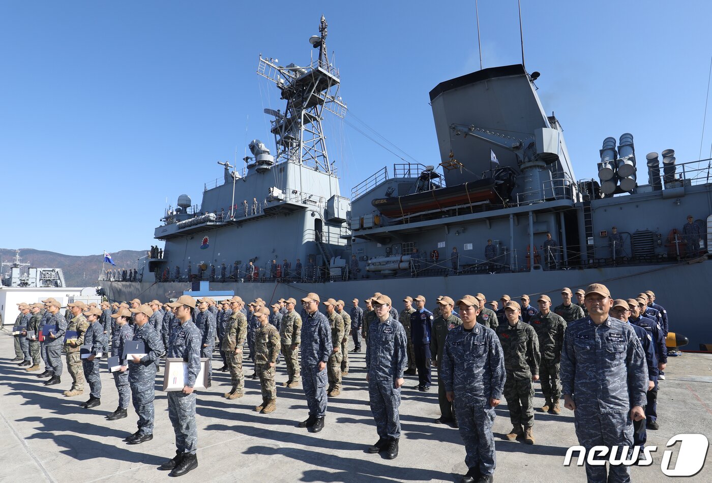 본문 이미지 - 17일 경남 창원시 진해구 진해군항에서 '청해부대 40진(광개토대왕함) 파병 복귀 환영 행사'가 열리고 있다. 2023.11.17/뉴스1 ⓒ News1 윤일지 기자