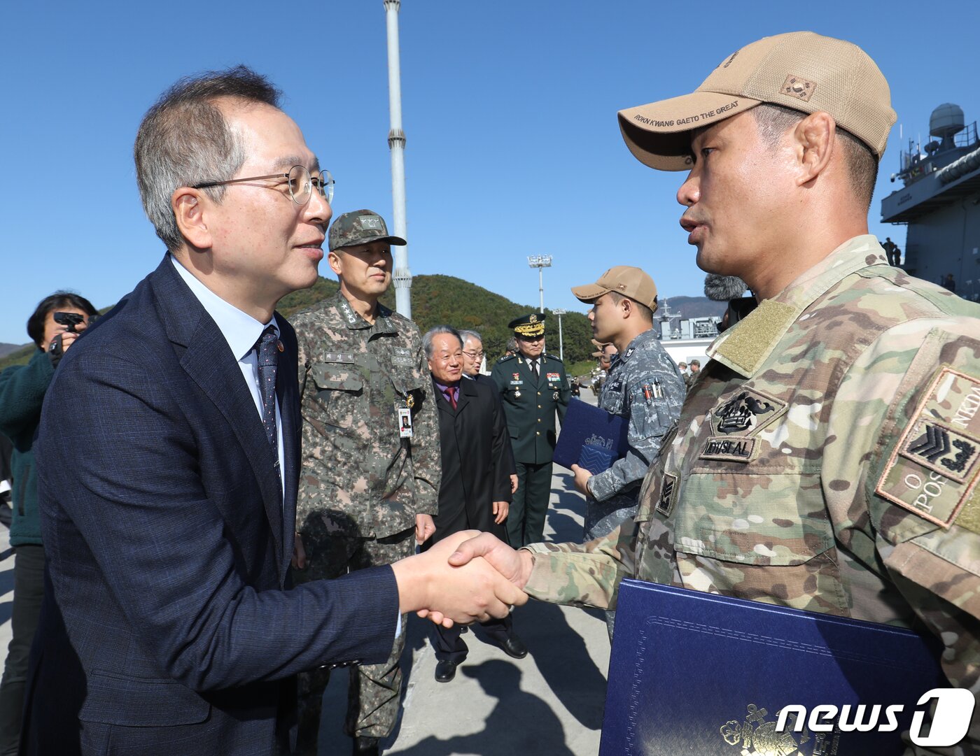 본문 이미지 - 조승환 해양수산부 장관이 17일 경남 창원시 진해구 진해군항에서 열린 '청해부대 40진(광개토대왕함) 파병 복귀 환영 행사'에서 청해부대원을 격려하고 있다. 2023.11.17/뉴스1 ⓒ News1 윤일지 기자