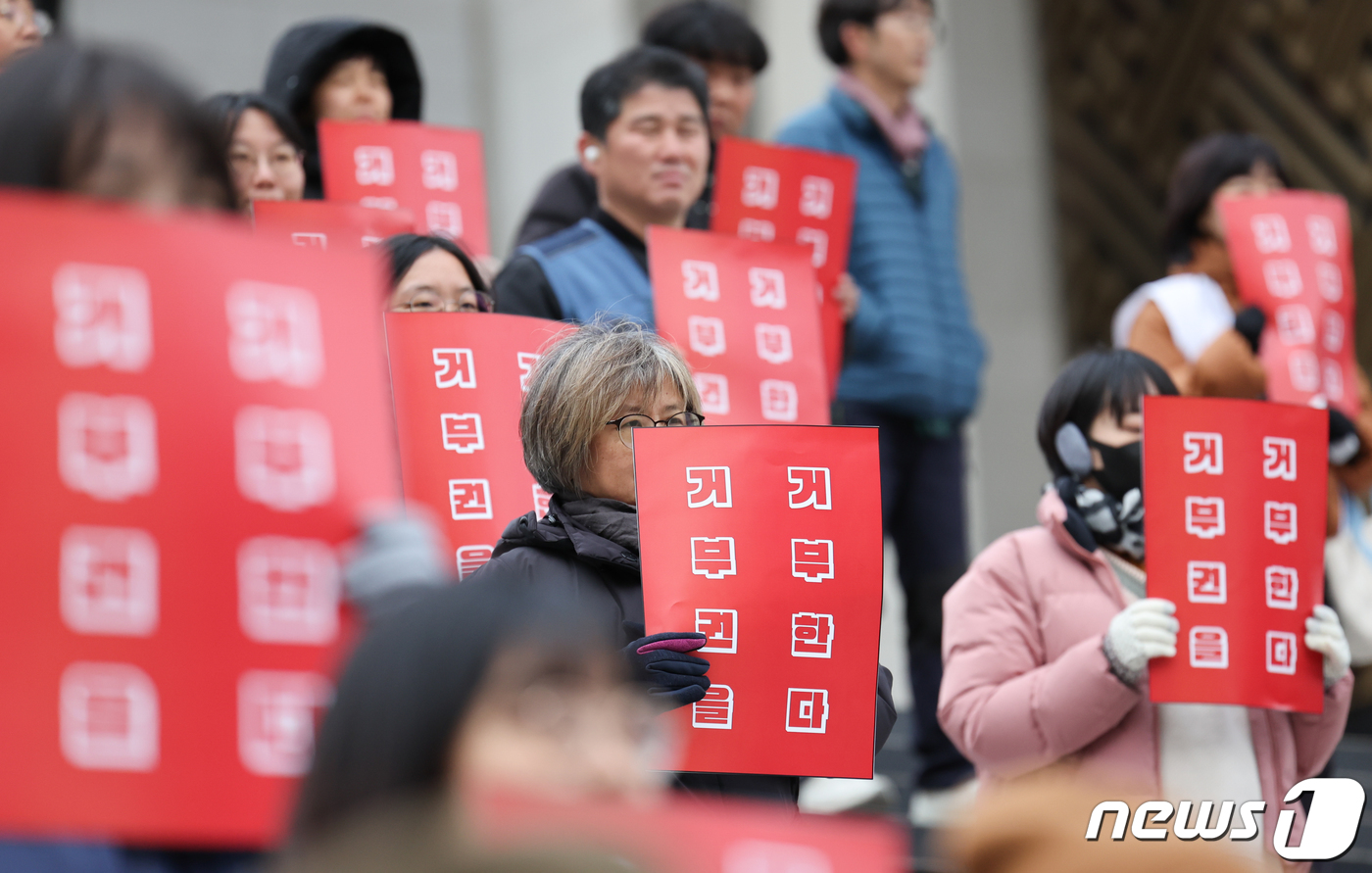 (서울=뉴스1) 허경 기자 = 노조법 2·3조 개정 운동본부 관계자들이 17일 서울 세종문화회관 계단에서 노조법 2·3조 개정안 즉각 공포를 촉구하는 퍼포먼스를 하고 있다.  20 …