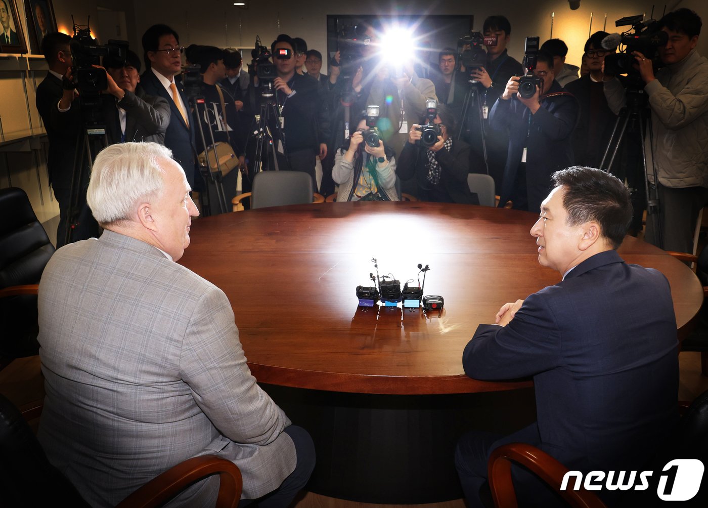 김기현 국민의힘 대표와 인요한 혁신위원장이 17일 서울 여의도 당사에서 면담을 하고 있다. &#40;공동취재&#41; 2023.11.17/뉴스1 ⓒ News1 송원영 기자