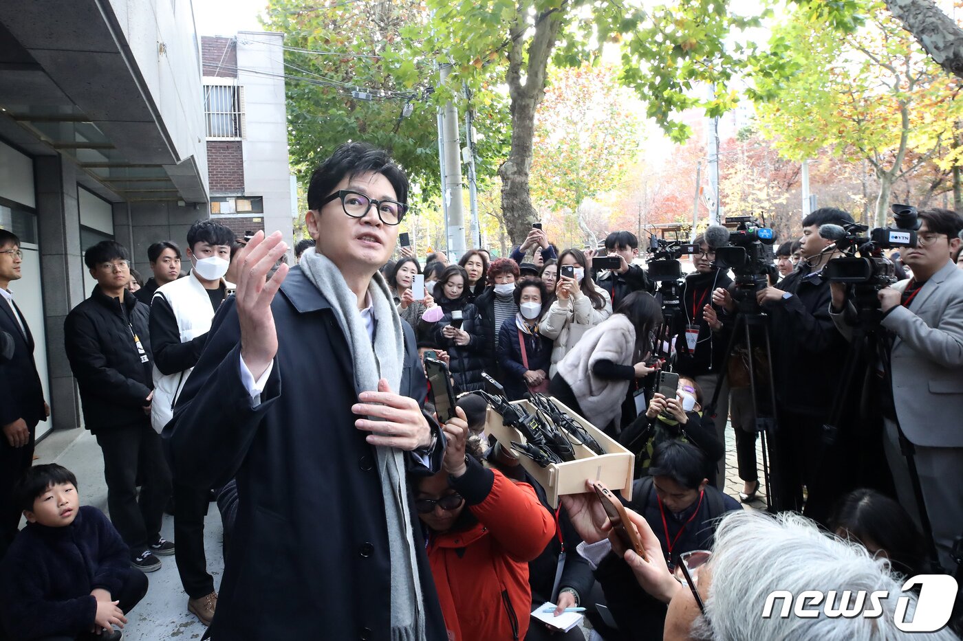 본문 이미지 - 한동훈 법무부 장관이 17일 오후 대구 수성구 만촌동 대구스마일센터를 찾아 취재진 질문에 답하고 있다. 2023.11.17/뉴스1 ⓒ News1 공정식 기자